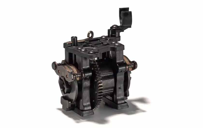 The center differential case is split in two pieces for easier maintenance